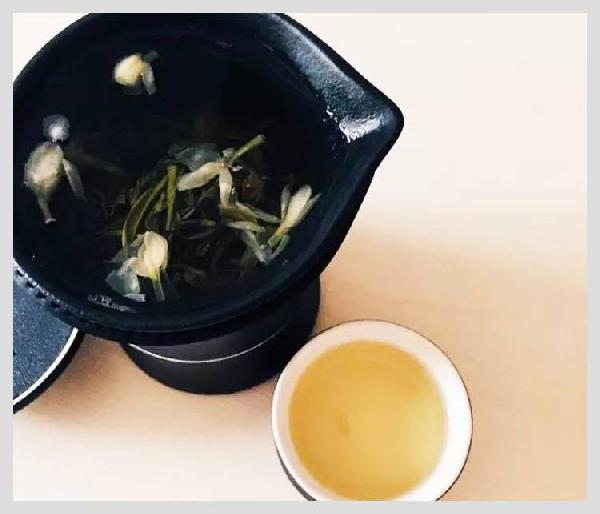 無印良品開了一家咖啡館，但主角是一款“性冷淡”的茶？|餐飲界