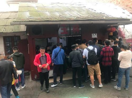 這家開了35年的老長沙米粉店，6塊錢一碗，6點就開始排隊了|餐飲界