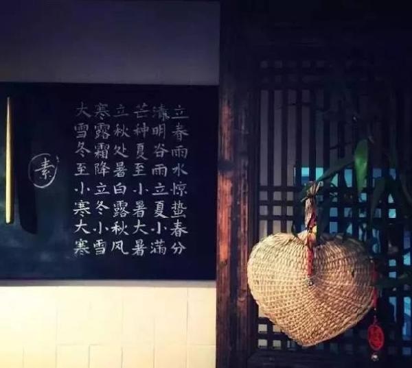 這家不足10平米的小店，只有一張桌子，無肉無酒，卻治愈了無數(shù)的過客