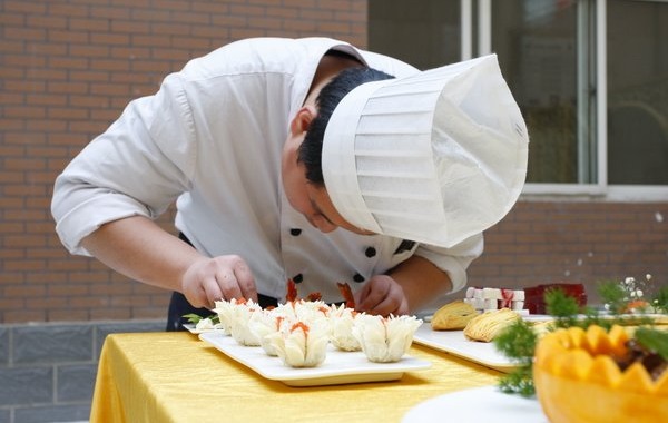 餐飲服務(wù)升級(jí)正當(dāng)時(shí)，服務(wù)模型、員工管理模式的正確打開(kāi)方式是？