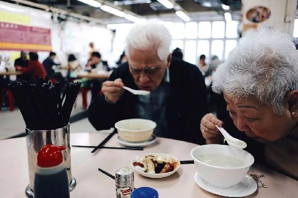 老順德人開的粥店，不僅在香港站穩(wěn)腳跟，還得到了周潤發(fā)的喜歡