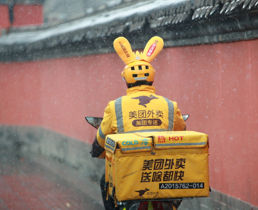 外賣(mài)小哥群毆奔馳車主，毆打的不是“上流社會(huì)”，是“平臺(tái)的牢寵”