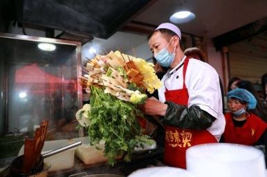 湘下佬老長沙吃貨鋪引領(lǐng)快餐小吃潮流，天水麻辣燙爆火折射消費(fèi)新趨勢(shì)